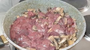 Бефстроганов из куринной печени  с грибами