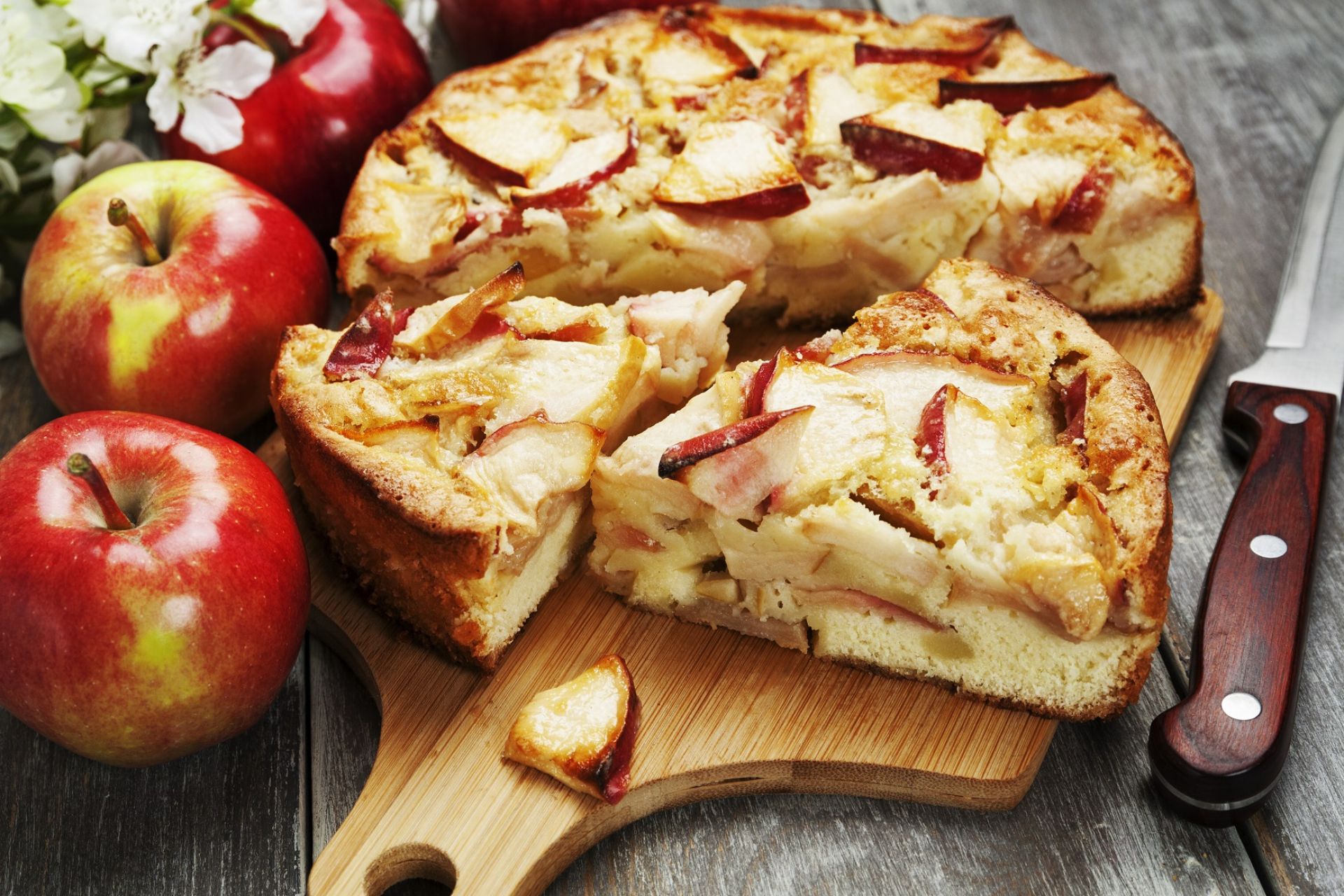 Заливной пирог с ягодами и яблоком