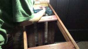 Рукодельный уголок из стеллажа и решётки от детской кровати .