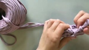 вязаная круглая корзина из трикотажной пряжи с пришивной крышкой крючком