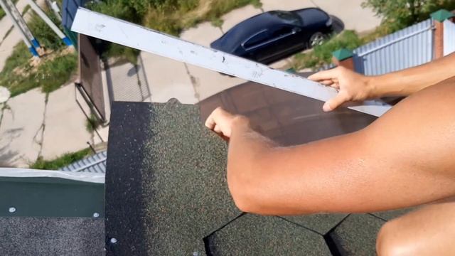 Как легко, быстро и ровно резать гибкую черепицу у торцевых планок и в ендовах. смотреть онлайн