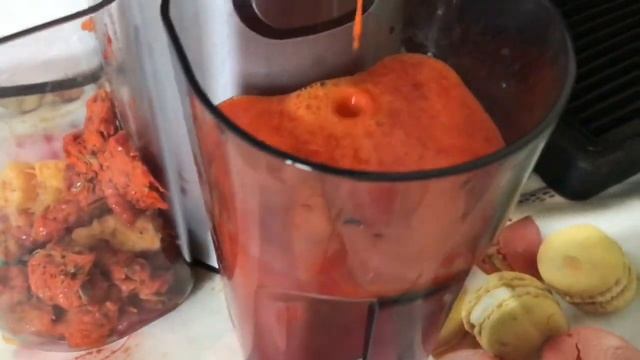 Свежевыжатый сок из апельсина, клубники и облепихи