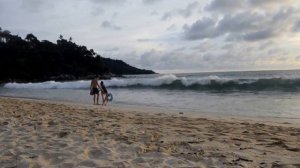 волны на пляже Ката ной  в мае 2018