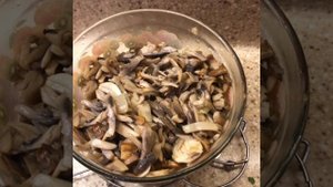 Грибной салат с фасолью и сухариками #салат #фасоль #грибы