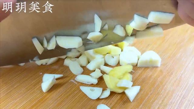 原來飯店的藕絲是這樣切的，難怪又細又均勻還不會斷，太厲害了，看完記得試一試 ，This is how the restaurant’s lotus root is cut: tips #涼拌蒜蓉蓮藕
