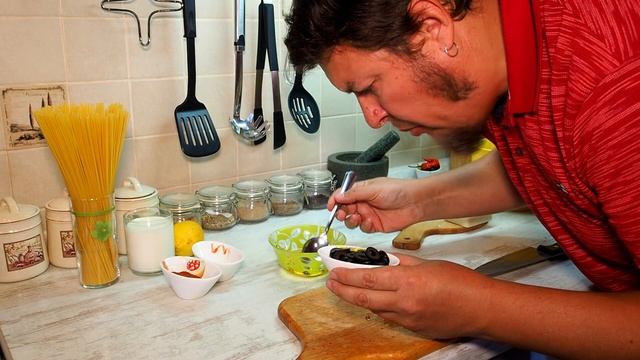 Паста с козьим сыром, вялеными помидорами, грибами и запеченым чесноком. смотреть онлайн