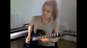 Девушка играет на гитаре Рок