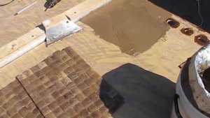 Нанесение клеевого состава на мозаику из кокоса