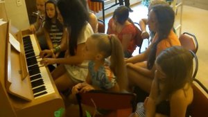 Девочка из видео "а пушистые шмели"