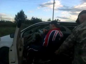 Посадка инвалида шейника из коляски в автомобиль с пмощью подъёмника Minik