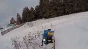 Мотобуксировщик ПОМОР едет по целине.