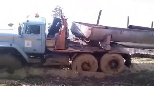 УРАЛ ТРУБОВОЗ УТОНУЛ В ТУНДРЕ.