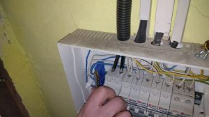 Замена вводного автомата под напряжением.