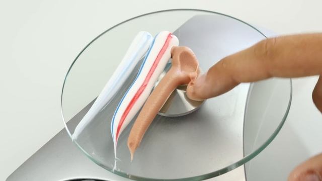 Remove Scratches from your Smartphone Screen with TOOTHPASTE ! смотреть онлайн