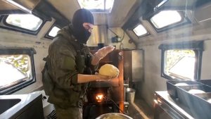 #солдатский_быт
❗Видео работы навороченной солдатской кухни на передовой
На этой полевой кухне КП-