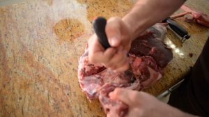 Обвалка окорока. Оленина.
