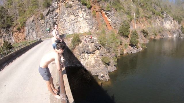 Watauga Lake Bridge "For the Kids" School Bus Jump смотреть онлайн