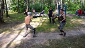 Урок фехтования на саблях на очередной тренировке
