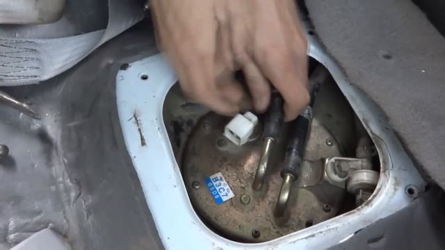 Замена фильтра грубой очистки топлива на Mazda Demio смотреть онлайн