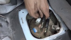 Замена фильтра грубой очистки топлива на Mazda Demio