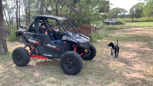 Loading a razor on a pickup flat bed. смотреть онлайн