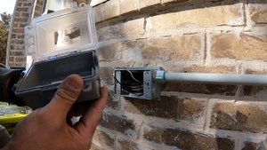 Электрик в США | Работа по установке розетки