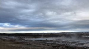 Исландия, извержение гейзера Strokkur.