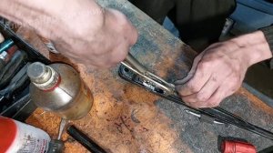 Слабая пружина поводка дворника. Слабый прижим. Скрип и скрежет дворников. Решение за 0 рублей.