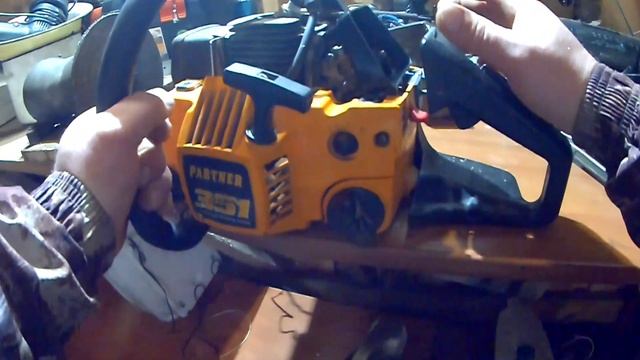 обслуживаю пилу, partner, меняю шину, готовлю к распилке дров. смотреть онлайн