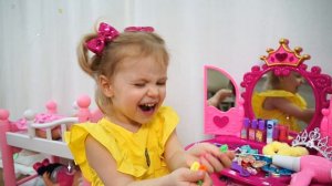 Девочка Ника хочет быть выше и прыгать на батуте
