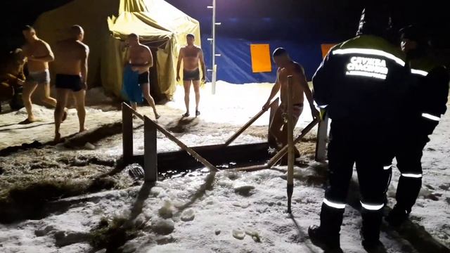 Крещенские купания/Прорубь иордань. На реке Обь. смотреть онлайн