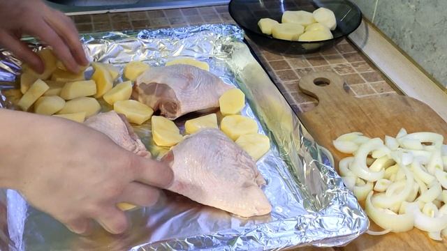 Курица с картошкой в духовке с майонезом.