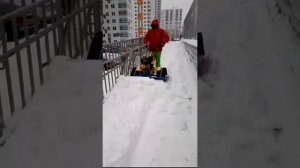 снегоуборщик на гусеницах с отвалом