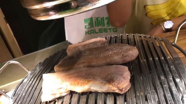 Корейский ресторан. Корейская кухня. Кухня мира. Жаренная свинина. Корейские роллы. Жизнь в Китае. смотреть онлайн