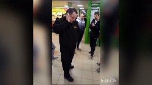 Охранник пятёрочки сломал нос поцану за точто он украл чипсы