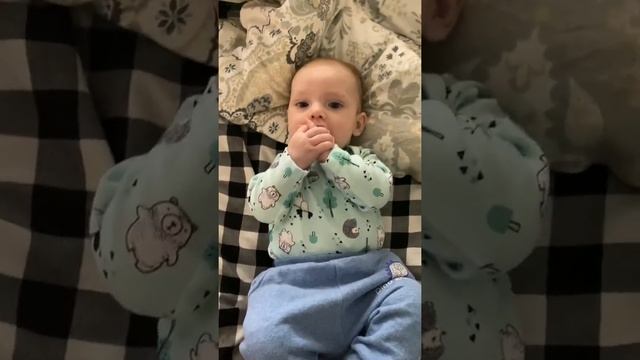 Нам уже #4месяца Малыш гулит и агукает вовсю)) А у вас как было?Помните? смотреть онлайн