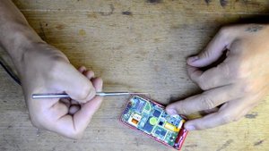 Samsung  E210 не заряжается