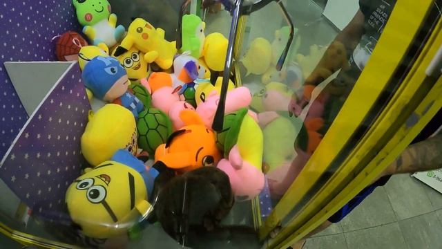 ОПУСТОШИЛИ АППАРАТ ХВАТАЙКА с ИГРУШКАМИ. ЧЕЛЕНДЖ: Кто больше вытащит игрушек. НОВЫЙ КОНКУРС.