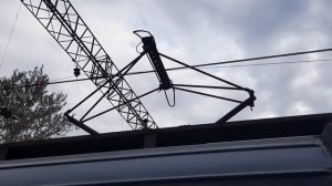 Как поднимается пантограф у электрички