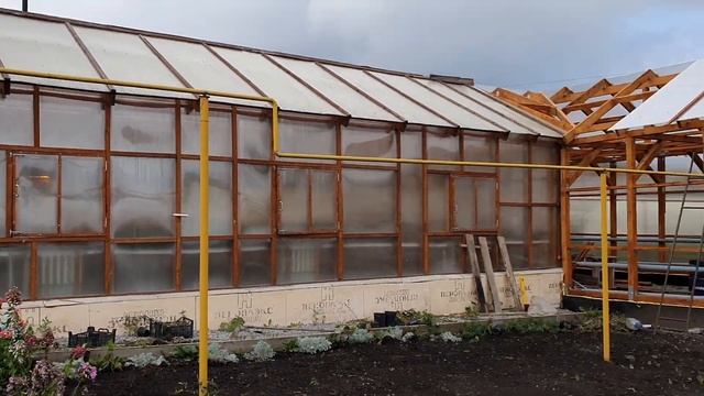 Поликарбонат плохого качества привел к замене крыши в теплице. смотреть онлайн