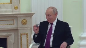 Путин и наушник
