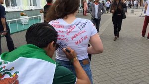 Иранцы расписались на футболках болельщиц: на Баумана ирано-татарские танцы в преддверие матча