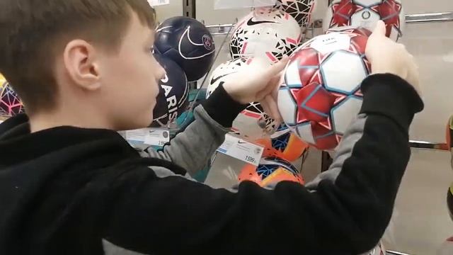 Как правильно выбрать футбольный мяч?/выбираю и показываю