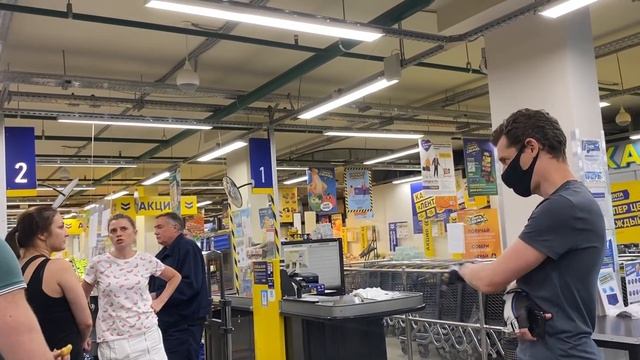 БУХОЙ ЗАЩИТНИК ПРОСРОЧКИ ПРИМЕНЯЕТ БОЙЦОВСКИЕ НАВЫКИ / БОРЗЫЙ ОХРАННИК / PHOTOHUNTER ЛЕНТА ЧАСТЬ 1 смотреть онлайн