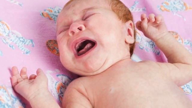 КАК УСПОКОИТЬ РЕБЕНКА КОГДА ОН ПЛАЧЕТ | Что делать когда плачет новорожденный ребенок
