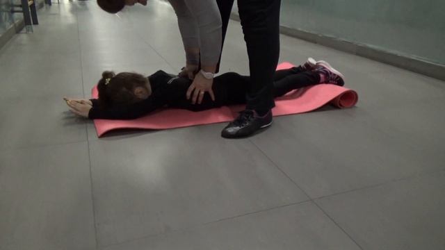 Укрепление спины| Упражнение на скручивание||Не Мисс Николь, miss Katy?|gymnastics training смотреть онлайн