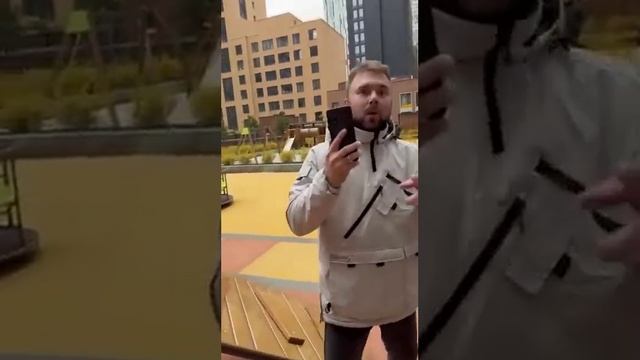 батя накинулся на строителей, потому что ему не понравился ремонт детской площадки в Москве смотреть онлайн