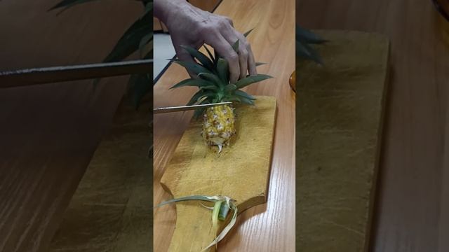 Ананас на подоконнике