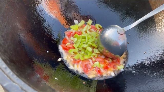 Суп с домашней лапшой и фрикадельками в казане на костре смотреть онлайн