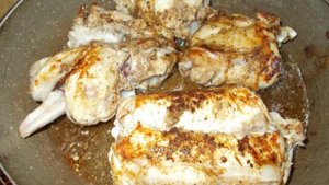 Кролик тушеный в луково-сметанном соусе